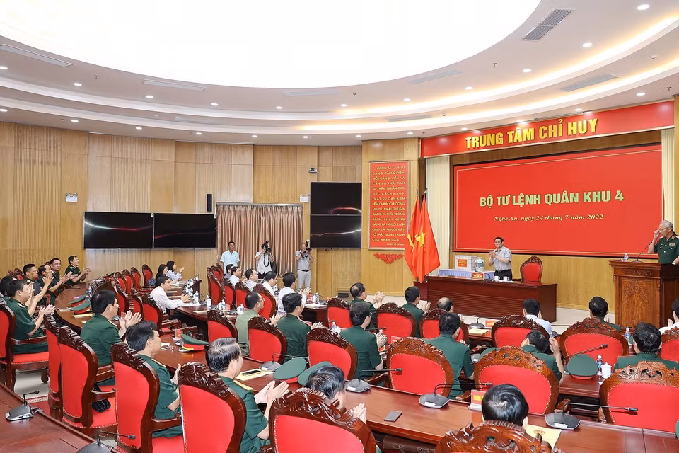 Thủ tướng Phạm Minh Chính thăm Bộ Tư lệnh Quân khu 4. (Ảnh: Dương Giang/TTXVN)