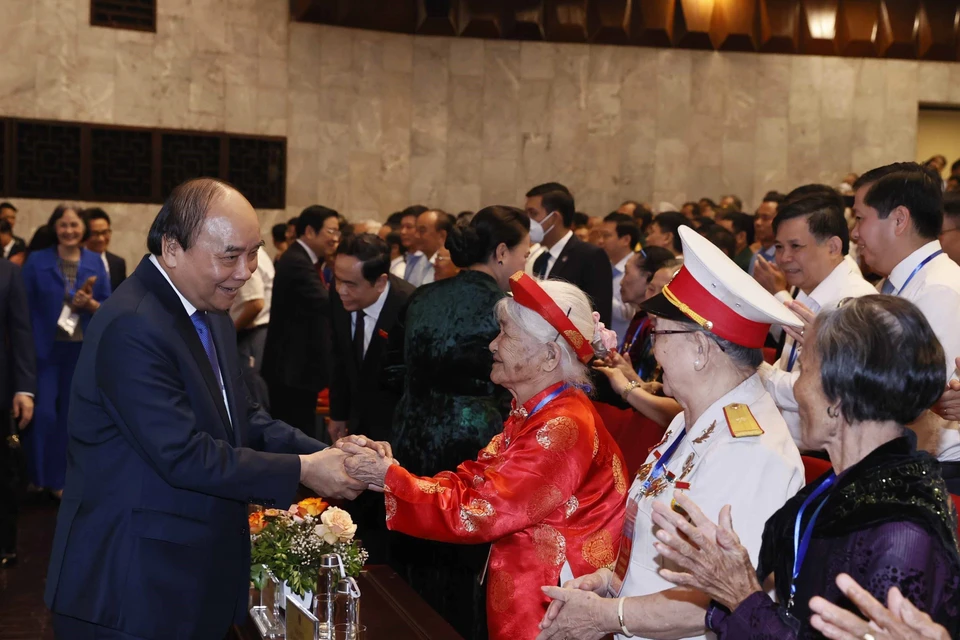 Chủ tịch nước Nguyễn Xuân Phúc với các Mẹ Việt Nam Anh hùng tại Lễ kỷ niệm. (Ảnh: Thống Nhất/TTXVN)