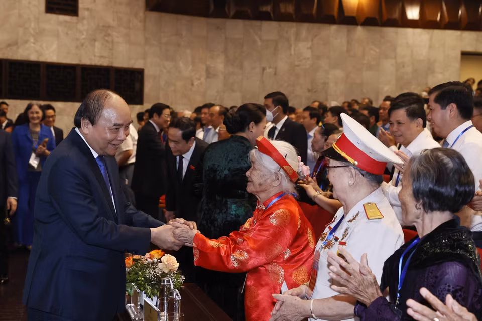 Chủ tịch nước Nguyễn Xuân Phúc với các Mẹ Việt Nam Anh hùng tại Lễ kỷ niệm. (Ảnh: Thống Nhất/TTXVN)