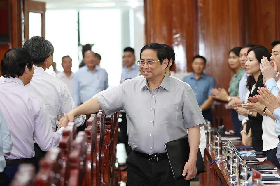 Thủ tướng Phạm Minh Chính đến làm việc với lãnh đạo chủ chốt tỉnh Hậu Giang. (Ảnh: Dương Giang/TTXVN)