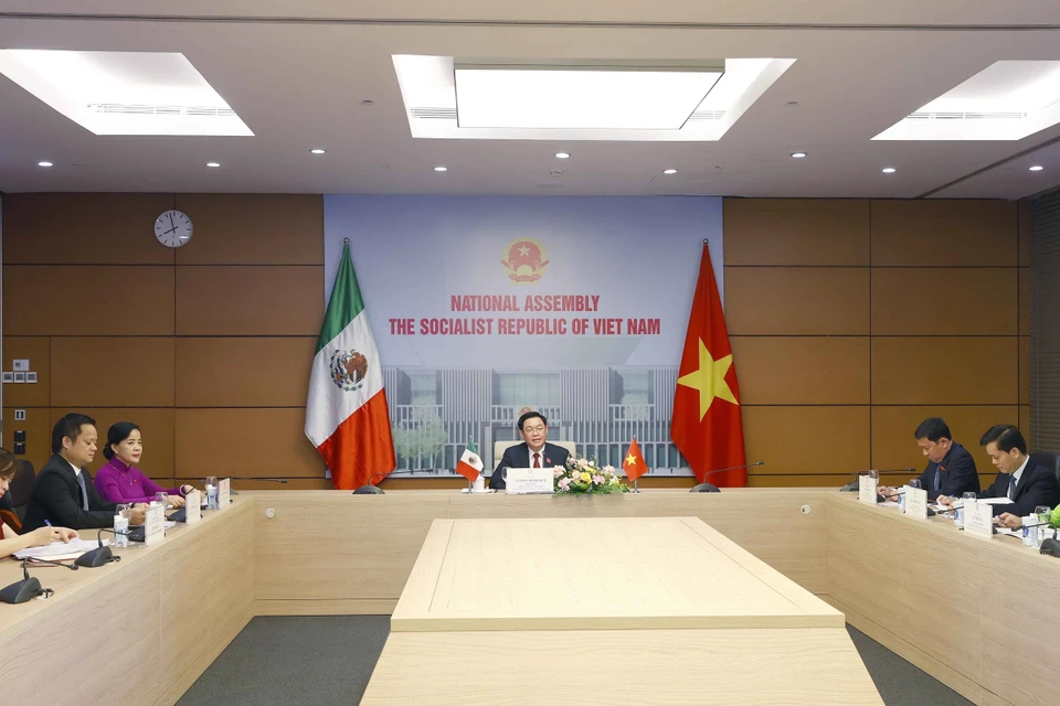 Chủ tịch Quốc hội Vương Đình Huệ chào Chủ tịch Thượng viện Mexico Olga Sanchez Cordero. (Ảnh: Doãn Tấn/TTXVN)