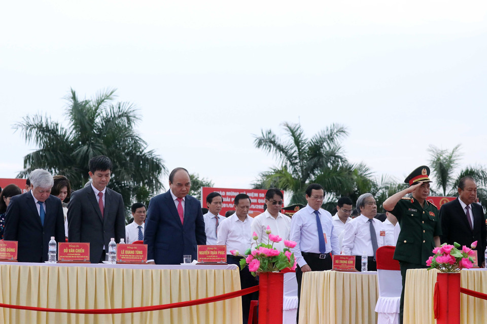 Chủ tịch nước Nguyễn Xuân Phúc và các đại biểu mặc niệm tưởng nhớ Chủ tịch Hồ Chí Minh, các anh hùng liệt sỹ, đồng bào đồng chí và chiến sỹ đã hy sinh vì độc lập tự do. (Ảnh: Thống Nhất/TTXVN)