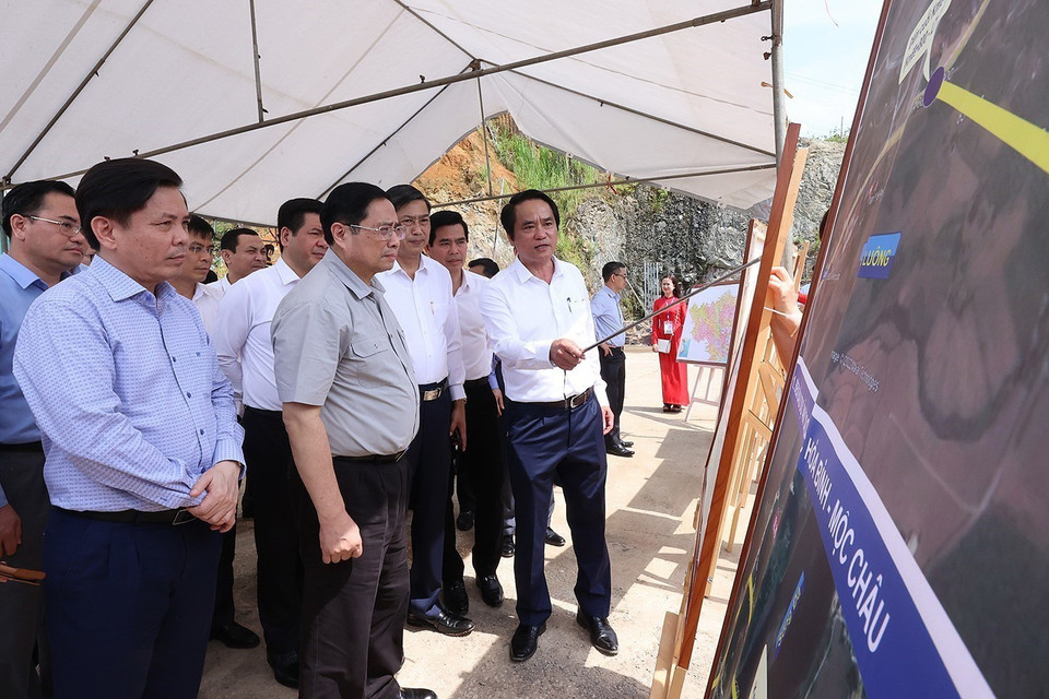 Thủ tướng Phạm Minh Chính kiểm tra điểm cuối tuyến đường cao tốc Hòa Bình-Mộc Châu (xã Phiêng Luông, huyện Mộc Châu). (Ảnh: Dương Giang/TTXVN)