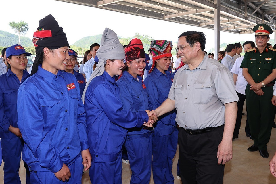 Thủ tướng Phạm Minh Chính thăm công nhân Trung tâm chế biến rau quả Doveco Sơn La. (Ảnh: Dương Giang/TTXVN)