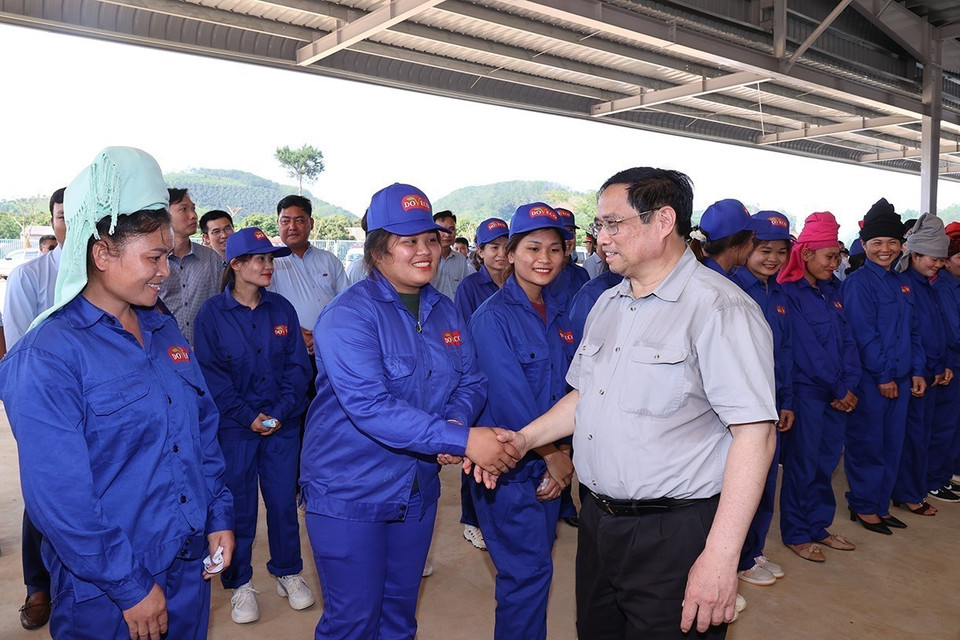 Thủ tướng Phạm Minh Chính thăm công nhân Trung tâm chế biến rau quả Doveco Sơn La. (Ảnh: Dương Giang/TTXVN)