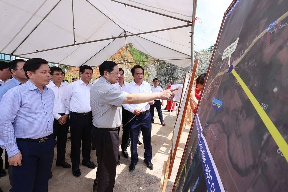 Thủ tướng Phạm Minh Chính kiểm tra điểm cuối tuyến đường cao tốc Hòa Bình-Mộc Châu (xã Phiêng Luông, huyện Mộc Châu). (Ảnh: Dương Giang/TTXVN)