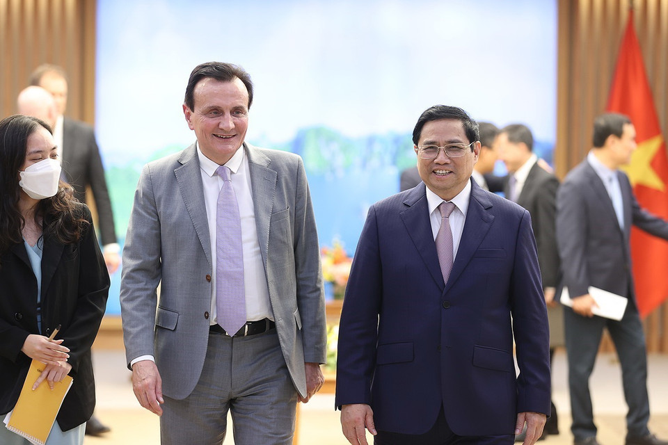 Thủ tướng Phạm Minh Chính và ông Pascal Soriot, Tổng Giám đốc điều hành Tập đoàn AstraZeneca. (Ảnh: Dương Giang/TTXVN)
