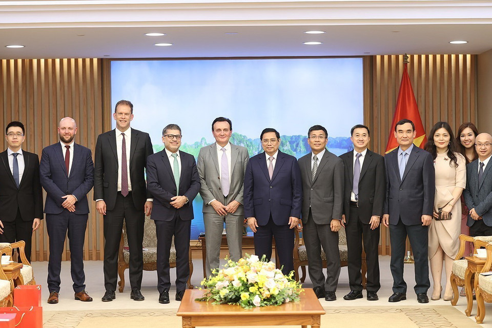 Thủ tướng Phạm Minh Chính và ông Pascal Soriot, Tổng Giám đốc điều hành Tập đoàn AstraZeneca cùng các thành viên đoàn. (Ảnh: Dương Giang/TTXVN)