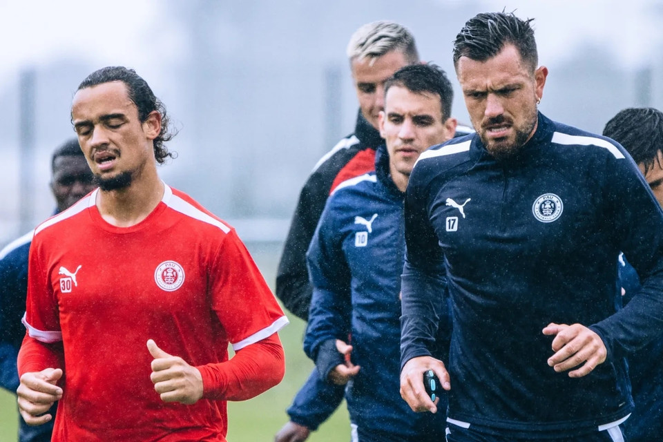 Ngoài Quang Hải, trong buổi tập này Pau FC cũng đón chào sự xuất hiện của 10 tân binh khác. (Nguồn: PauFC)