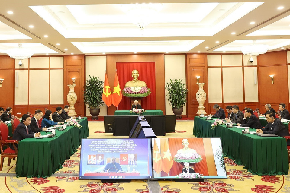 Tổng Bí thư Nguyễn Phú Trọng hội đàm trực tuyến với Chủ tịch Đảng Mặt trận Giải phóng Mozambique (FRELIMO), Tổng thống Mozambique Filipe Jacinto Nyusi. (Ảnh: Trí Dũng/TTXVN)