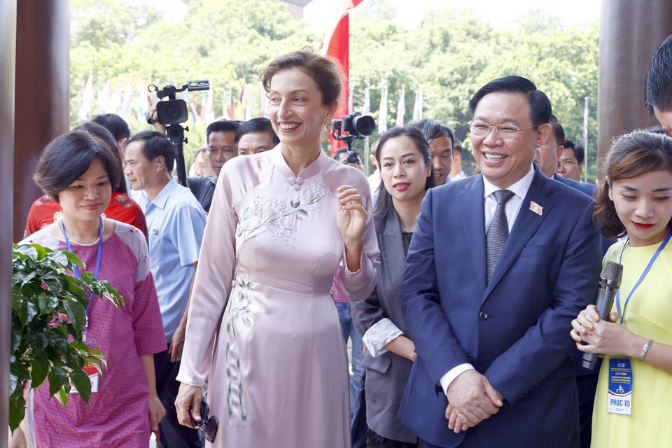 Chủ tịch Quốc hội Vương Đình Huệ, Tổng Giám đốc UNESCO Audrey Azoulay và đại biểu tham quan triển lãm ảnh về di sản thế giới tại Lễ kỷ niệm. (Ảnh: Doãn Tấn/TTXVN)