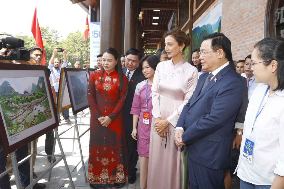 Chủ tịch Quốc hội Vương Đình Huệ, Tổng Giám đốc UNESCO Audrey Azoulay và đại biểu tham quan triển lãm ảnh về di sản thế giới tại Lễ kỷ niệm. (Ảnh: Doãn Tấn/TTXVN)