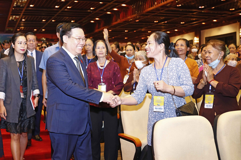 Chủ tịch Quốc hội Vương Đình Huệ với đại biểu dự Lễ kỷ niệm. (Ảnh: Doãn Tấn/TTXVN)