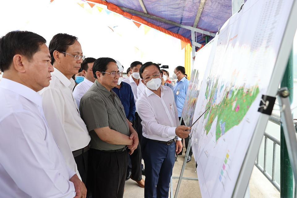 Thủ tướng Phạm Minh Chính xem sơ đồ cụm Công trình đầu mối Hồ chứa nước Sông Cái. (Ảnh: Dương Giang/TTXVN)