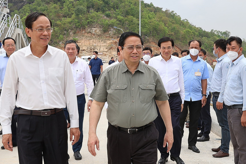 Thủ tướng Phạm Minh Chính thăm công trình đầu mối hồ chứa nước Sông Cái. (Ảnh: Dương Giang/TTXVN)