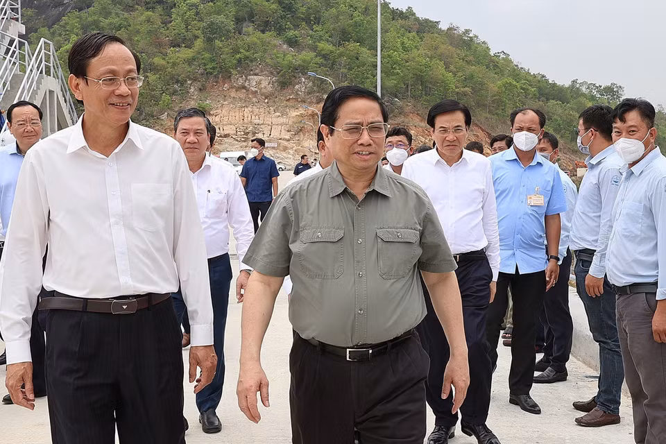 Thủ tướng Phạm Minh Chính thăm công trình đầu mối hồ chứa nước Sông Cái. (Ảnh: Dương Giang/TTXVN)