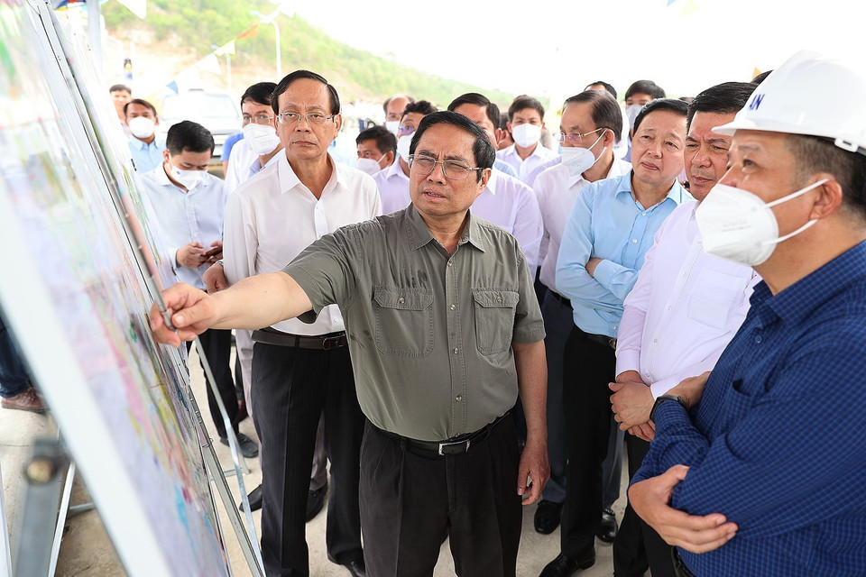 Thủ tướng Phạm Minh Chính xem sơ đồ cụm Công trình đầu mối Hồ chứa nước Sông Cái. (Ảnh: Dương Giang/TTXVN)