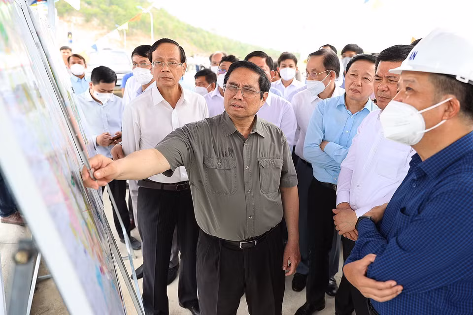 Thủ tướng Phạm Minh Chính xem sơ đồ cụm Công trình đầu mối Hồ chứa nước Sông Cái. (Ảnh: Dương Giang/TTXVN)