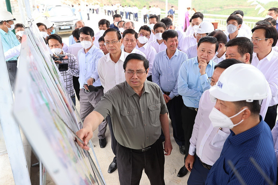 Thủ tướng Phạm Minh Chính xem sơ đồ cụm Công trình đầu mối Hồ chứa nước Sông Cái. (Ảnh: Dương Giang/TTXVN)