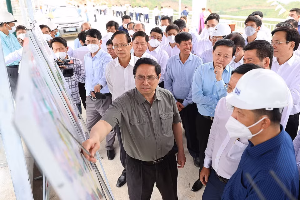 Thủ tướng Phạm Minh Chính xem sơ đồ cụm Công trình đầu mối Hồ chứa nước Sông Cái. (Ảnh: Dương Giang/TTXVN)