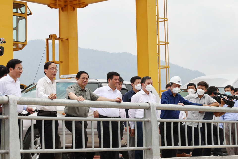 Thủ tướng Phạm Minh Chính thị sát công trình đầu mối hồ chứa nước Sông Cái. (Ảnh: Dương Giang/TTXVN)