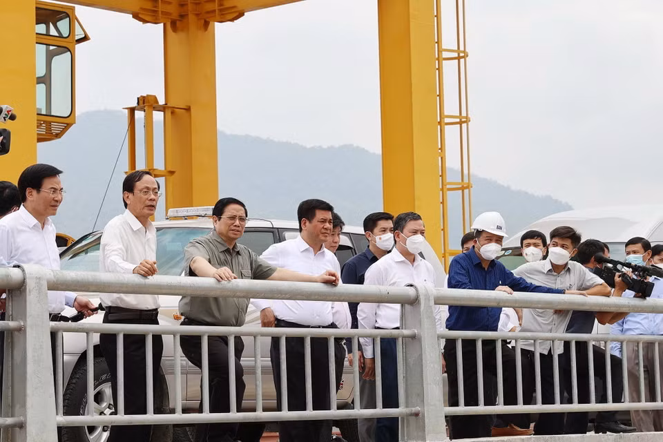 Thủ tướng Phạm Minh Chính thị sát công trình đầu mối hồ chứa nước Sông Cái. (Ảnh: Dương Giang/TTXVN)