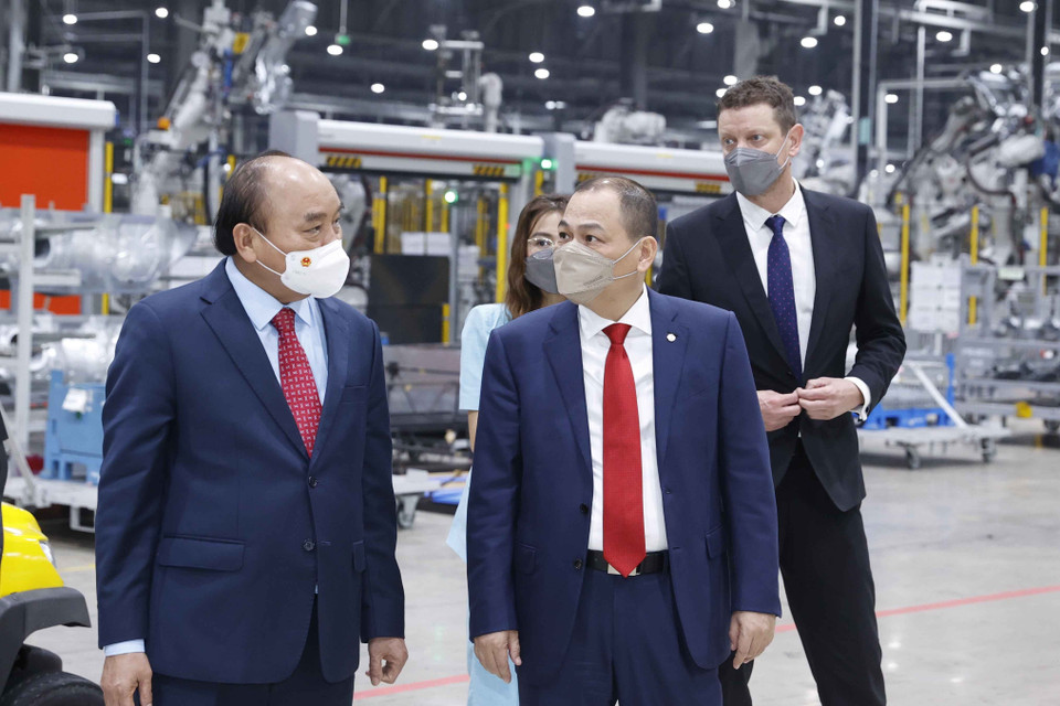Chủ tịch nước tham quan Nhà máy sản xuất ôtô Vinfast. (Ảnh: Thống Nhất/TTXVN)