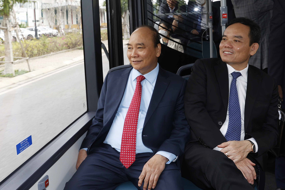 Chủ tịch nước Nguyễn Xuân Phúc tham quan Nhà máy sản xuất ôtô Vinfast. (Ảnh: Thống Nhất/TTXVN)