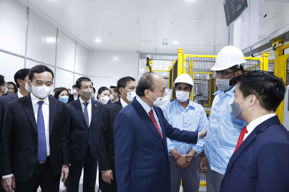 Chủ tịch nước Nguyễn Xuân Phúc thăm hỏi, động viên công nhân và chuyên gia đang làm việc tại Nhà máy sản xuất ôtô Vinfast. (Ảnh: Thống Nhất/TTXVN)
