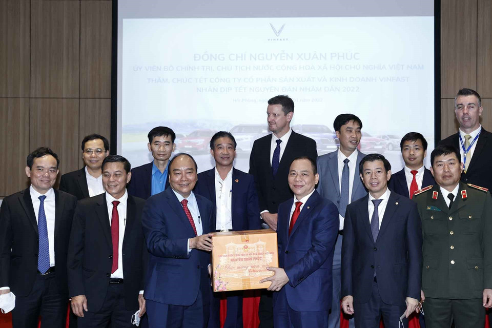 Chủ tịch nước Nguyễn Xuân Phúc tặng quà Tết cho Công ty cổ phần sản xuất và kinh doanh Vinfast. (Ảnh: Thống Nhất/TTXVN)