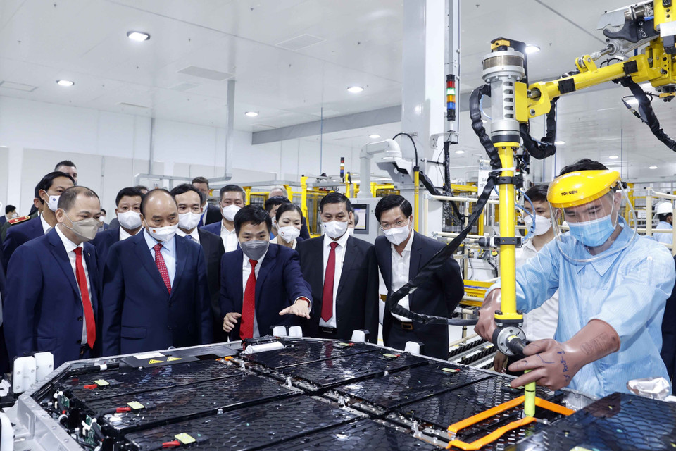 Chủ tịch nước Nguyễn Xuân Phúc tham quan Nhà máy sản xuất ôtô Vinfast. (Ảnh: Thống Nhất/TTXVN)