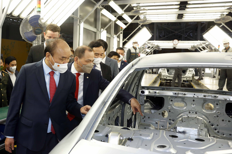 Chủ tịch nước Nguyễn Xuân Phúc tham quan Nhà máy sản xuất ôtô Vinfast. (Ảnh: Thống Nhất/TTXVN)