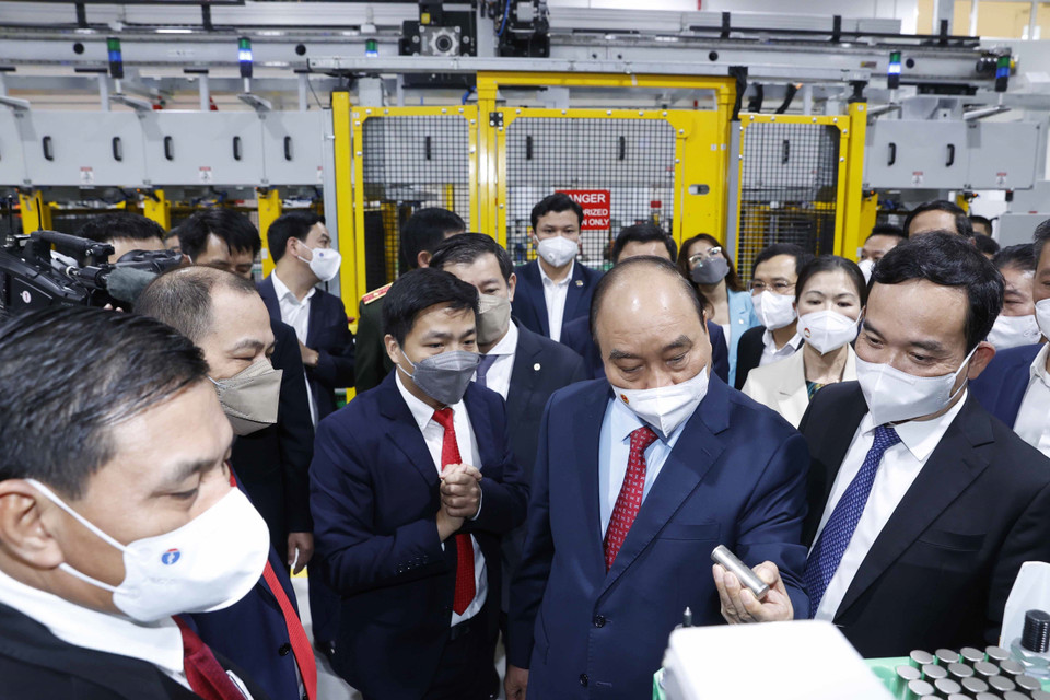 Chủ tịch nước Nguyễn Xuân Phúc tham quan Nhà máy sản xuất ôtô Vinfast. (Ảnh: Thống Nhất/TTXVN)