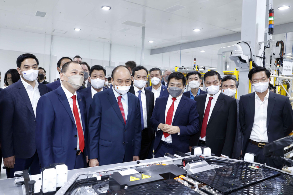 Chủ tịch nước tham quan Nhà máy sản xuất ôtô Vinfast. (Ảnh: Thống Nhất/TTXVN)