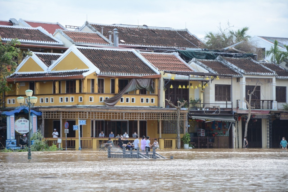 Nhiều ngôi nhà tại phố cổ Hội An bị ngập lụt. (Ảnh: Văn Dũng/TTXVN)