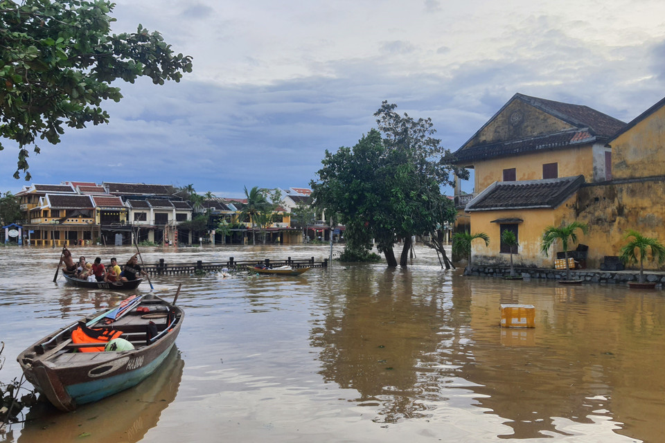 Do ảnh hưởng của cơn bão số 4 và mưa lớn ở thượng nguồn, ngày 28/9, nước trên sông Hoài dâng cao, gây ra ngập lụt tại phố cổ Hội An (thành phố Hội An, tỉnh Quảng Nam). (Ảnh: Văn Dũng/TTXVN)