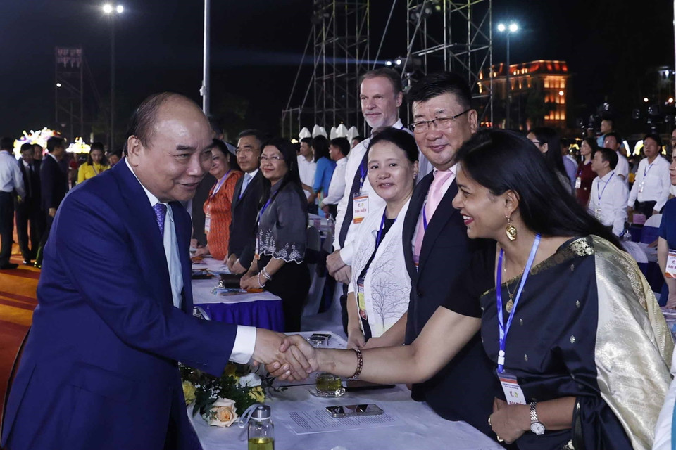 Chủ tịch nước Nguyễn Xuân Phúc gặp các đại biểu tại buổi lễ. (Ảnh: Thống Nhất/TTXVN)