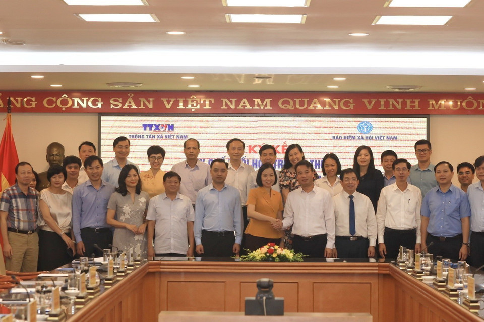 Các đại biểu chụp ảnh kỷ niệm tại buổi lễ. (Ảnh: Tuấn Anh/TTXVN)