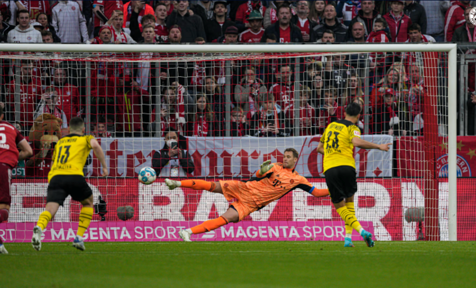 Sang hiệp 2, Dortmund thi đấu nỗ lực và có bàn rút ngắn 1-2 của Emre Can từ chấm 11m ở pút 52. (Nguồn: FcBayern)