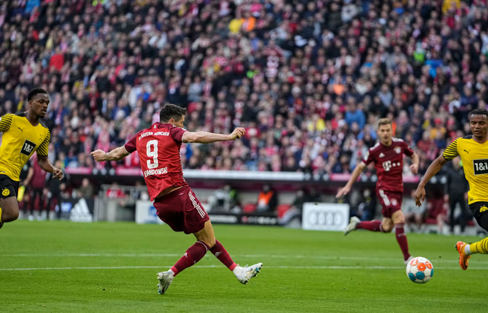 Đến phút 34, Lewandowski nhân đôi cách biệt sau pha kiến tạo hoàn hảo của Thomas Mueller. (Nguồn: FcBayern)