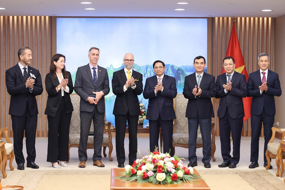 Thủ tướng Phạm Minh Chính và Đại sứ Canada Shawn Steil cùng thành viên đoàn hai nước. (Ảnh: Dương Giang/TTXVN)
