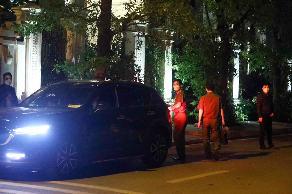 Lực lượng chức năng có mặt tại nhà riêng ông Trịnh Văn Quyết (Chủ tịch Hội đồng Quản trị Công ty Cổ phần Tập đoàn FLC). (Ảnh: Phạm Kiên/TTXVN)