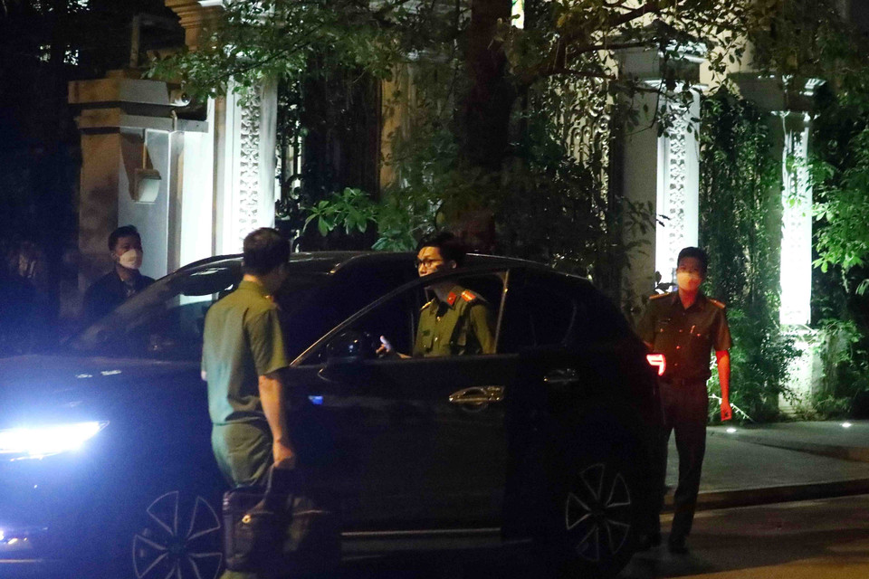 Lực lượng chức năng có mặt tại nhà riêng ông Trịnh Văn Quyết (Chủ tịch Hội đồng Quản trị Công ty Cổ phần Tập đoàn FLC). (Ảnh: Phạm Kiên/TTXVN)