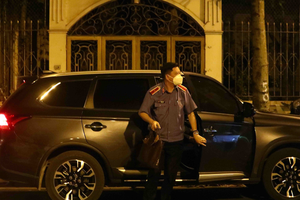 Đại diện Viện Kiểm sát đến nhà riêng ông Trịnh Văn Quyết (Chủ tịch Hội đồng Quản trị Công ty Cổ phần Tập đoàn FLC) làm nhiệm vụ. (Ảnh: Phạm Kiên/TTXVN)