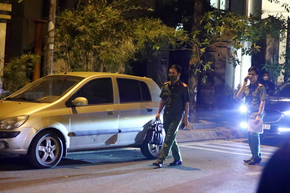 Lực lượng chức năng có mặt tại nhà riêng ông Trịnh Văn Quyết (Chủ tịch Hội đồng Quản trị Công ty Cổ phần Tập đoàn FLC). (Ảnh: Phạm Kiên/TTXVN)