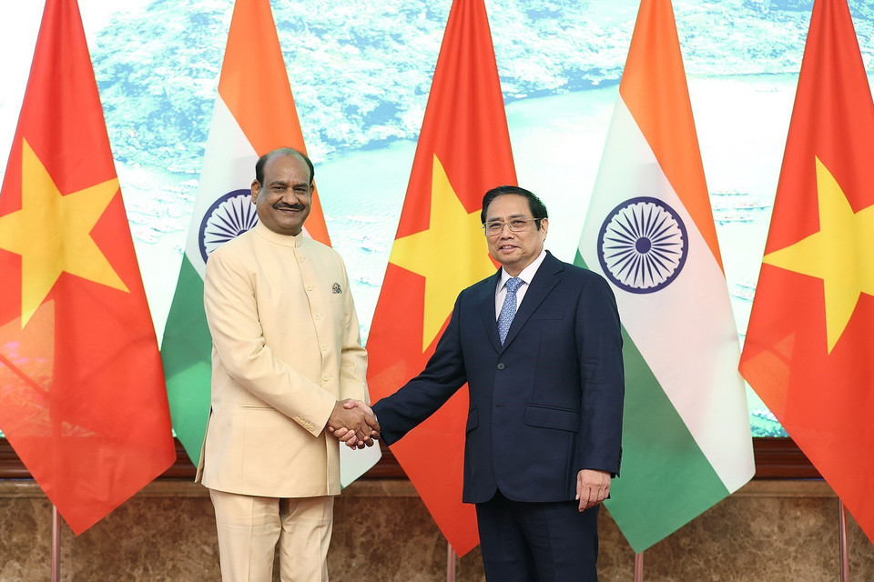 Thủ tướng Phạm Minh Chính tiếp Chủ tịch Hạ viện Cộng hòa Ấn Độ Om Birla. (Ảnh: Dương Giang/TTXVN)