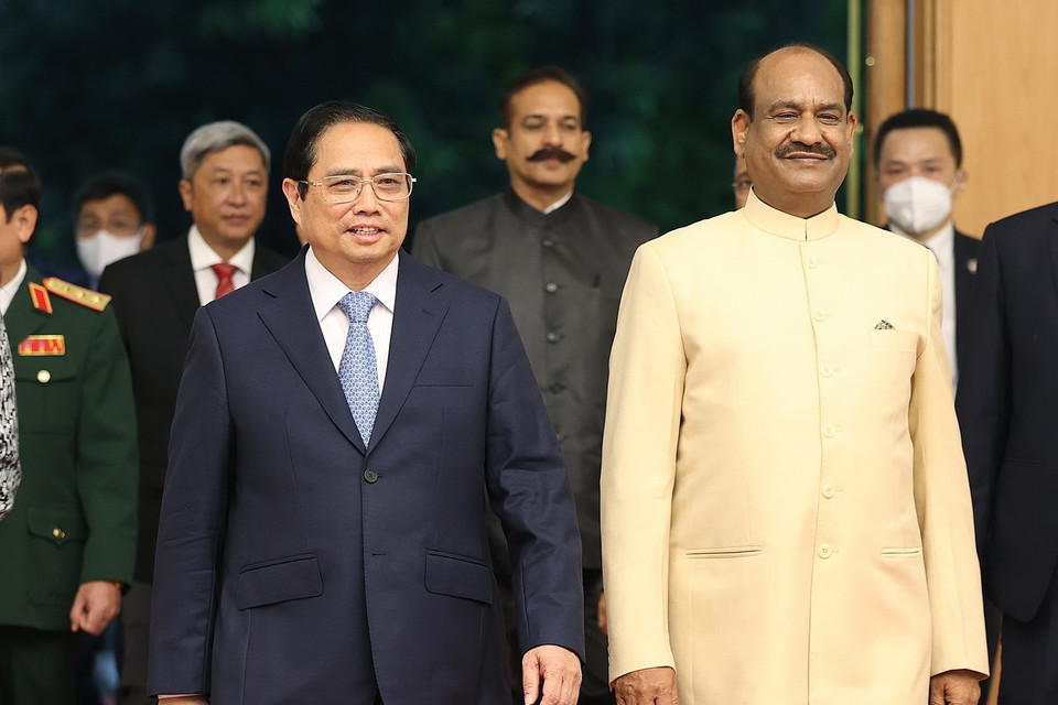 Thủ tướng Phạm Minh Chính và Chủ tịch Hạ viện Cộng hòa Ấn Độ Om Birla. (Ảnh: Dương Giang/TTXVN)