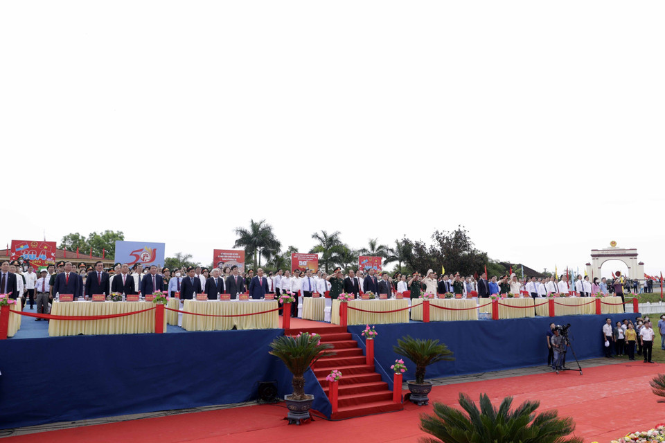 Chủ tịch nước Nguyễn Xuân Phúc và các đại biểu dự Lễ thượng cờ “Thống nhất non sông.” (Ảnh: Thống Nhất/TTXVN)