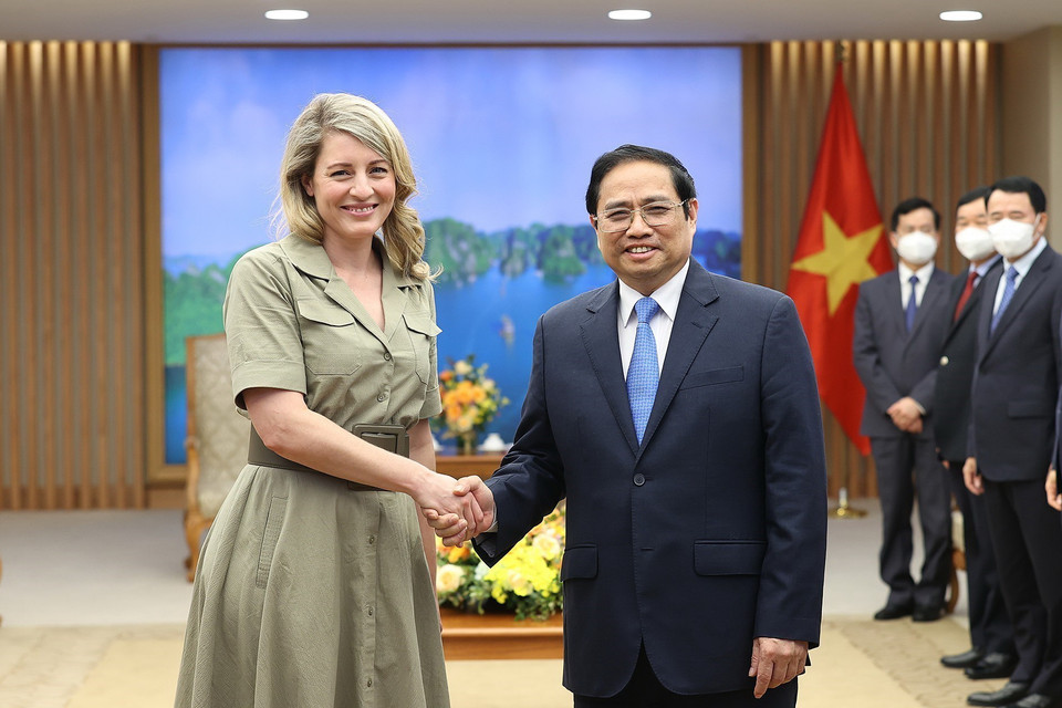 Thủ tướng Phạm Minh Chính tiếp Bộ trưởng Ngoại giao Canada Mélanie Joly. (Ảnh: Dương Giang/TTXVN)