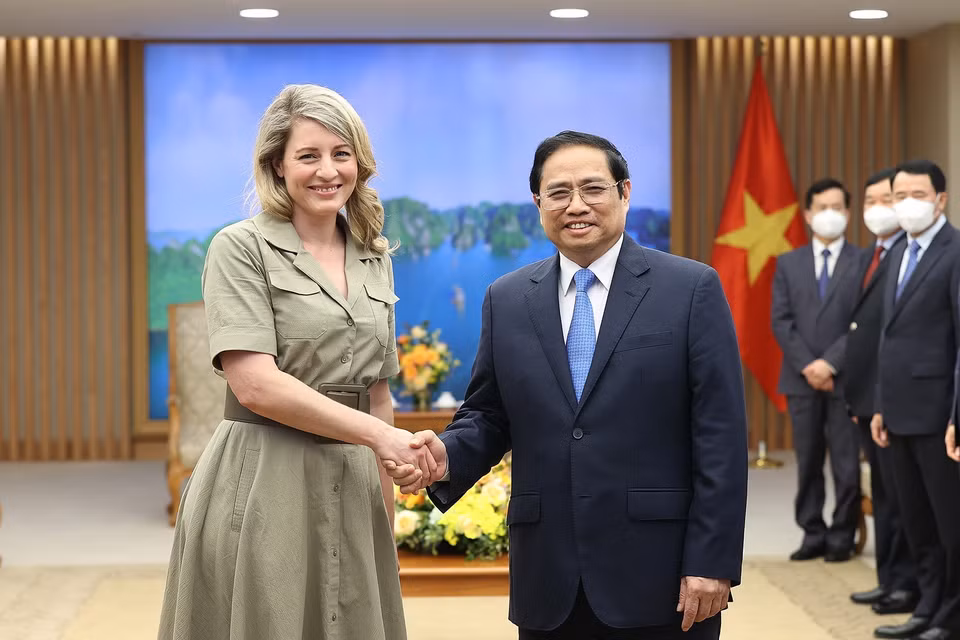 Thủ tướng Phạm Minh Chính tiếp Bộ trưởng Ngoại giao Canada Mélanie Joly. (Ảnh: Dương Giang/TTXVN)